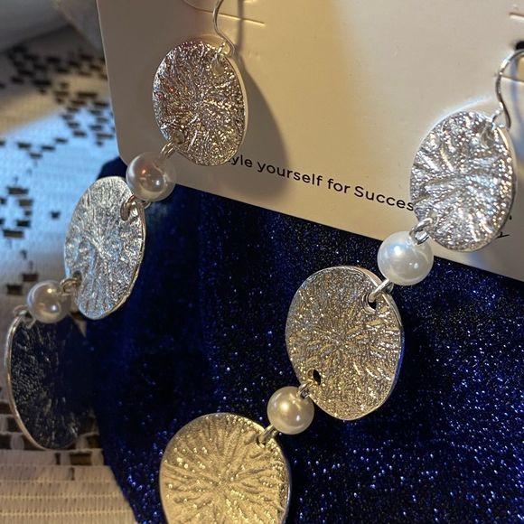 NWT BEACH PARTY WHITE SILVER POLISHED METAL MAREN EARRINGS WHITE GLASS PEARLS - Picture 3 of 10